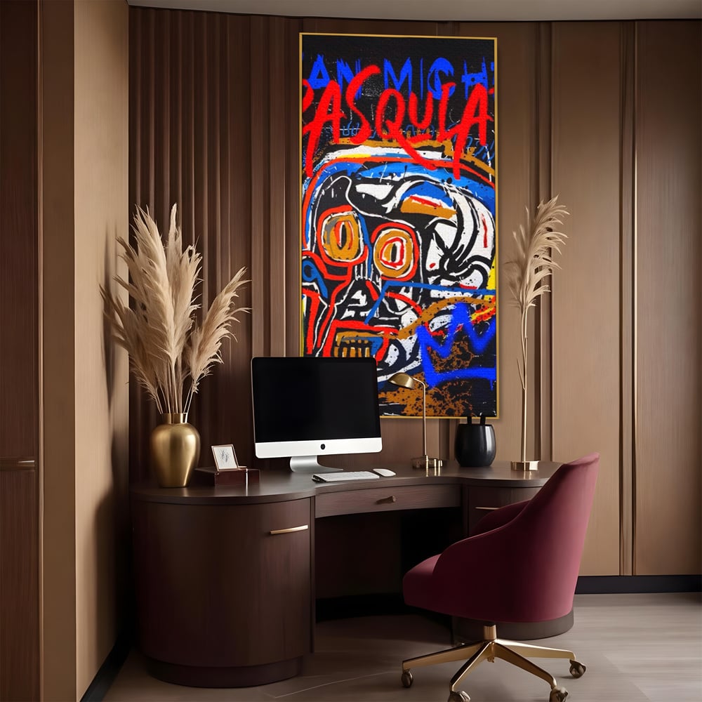 Tablou canvas cu tablou canvas cu portret stil graffiti, in rama de aluminiu auriu, pe perete intr-un birou